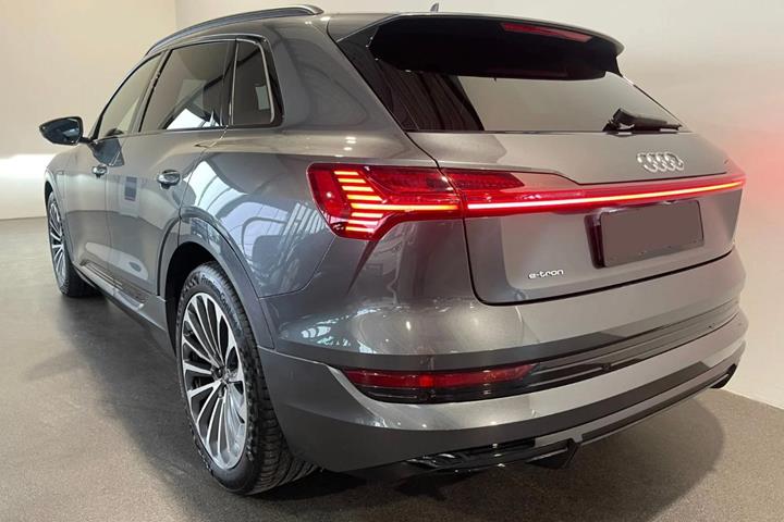 Grå Audi e-tron fra 2021