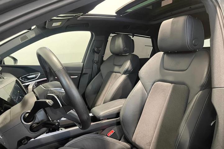 Grå Audi e-tron fra 2021