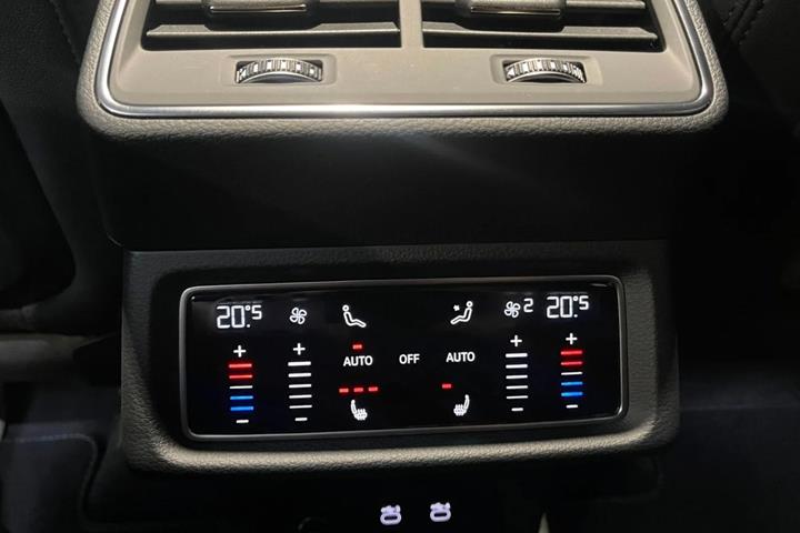Grå Audi e-tron fra 2021