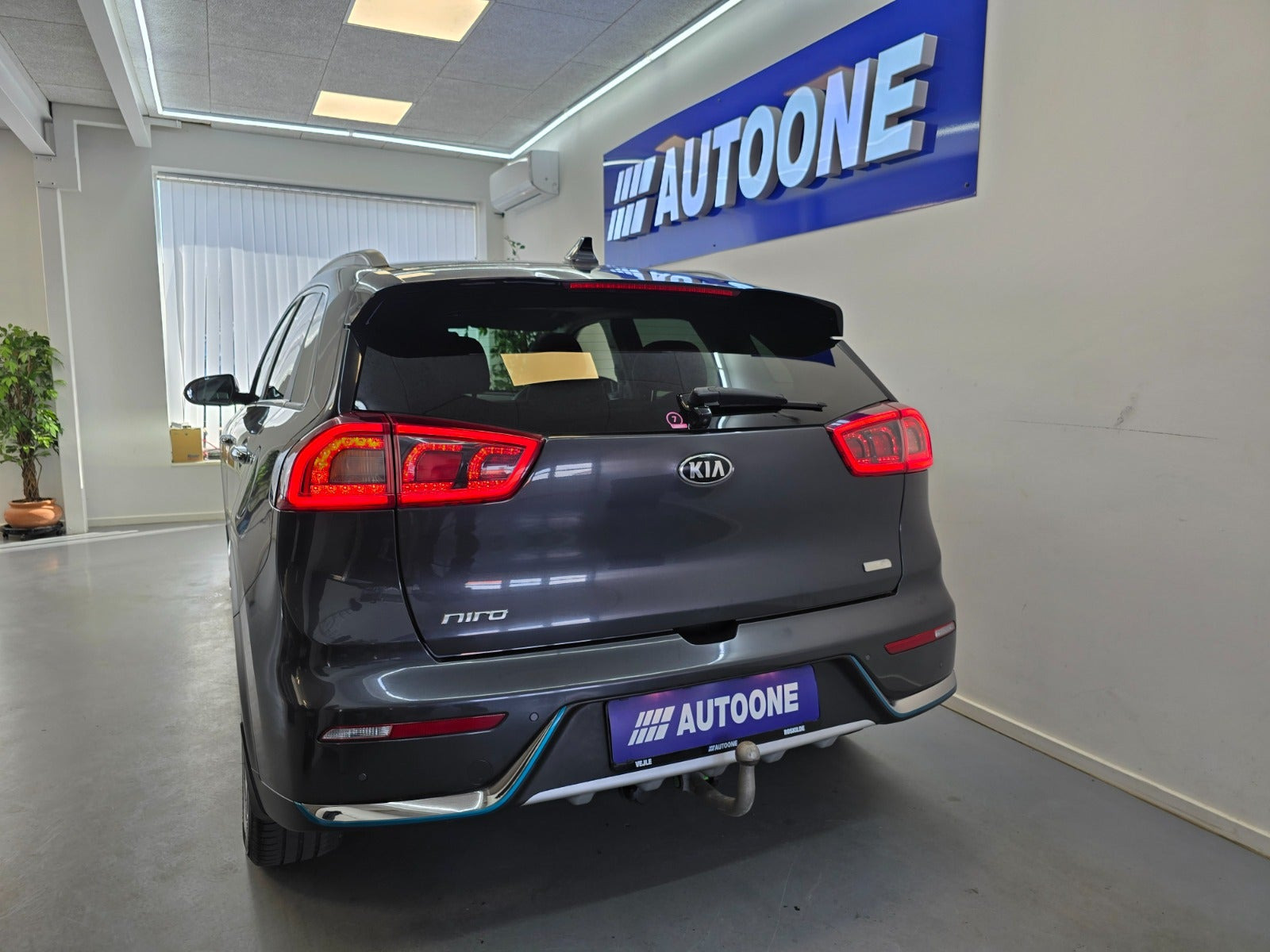 Grå Kia Niro fra 2019