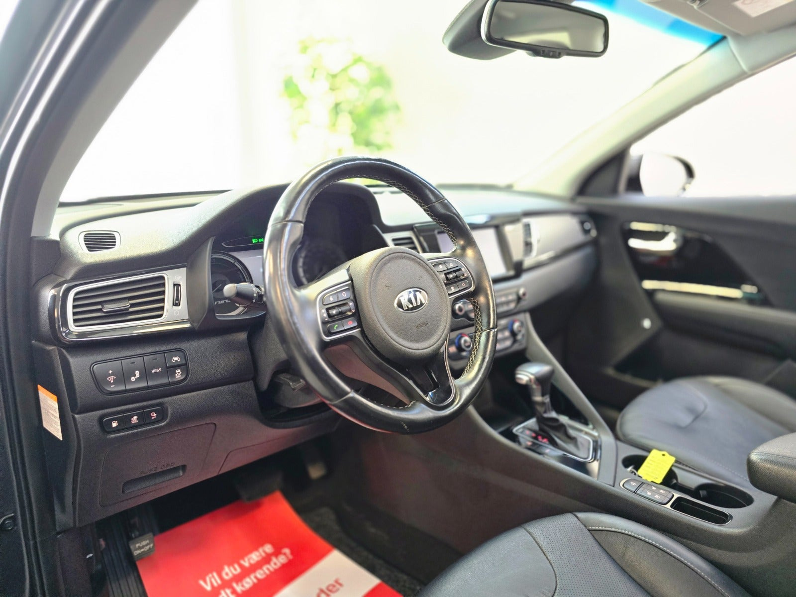 Grå Kia Niro fra 2019