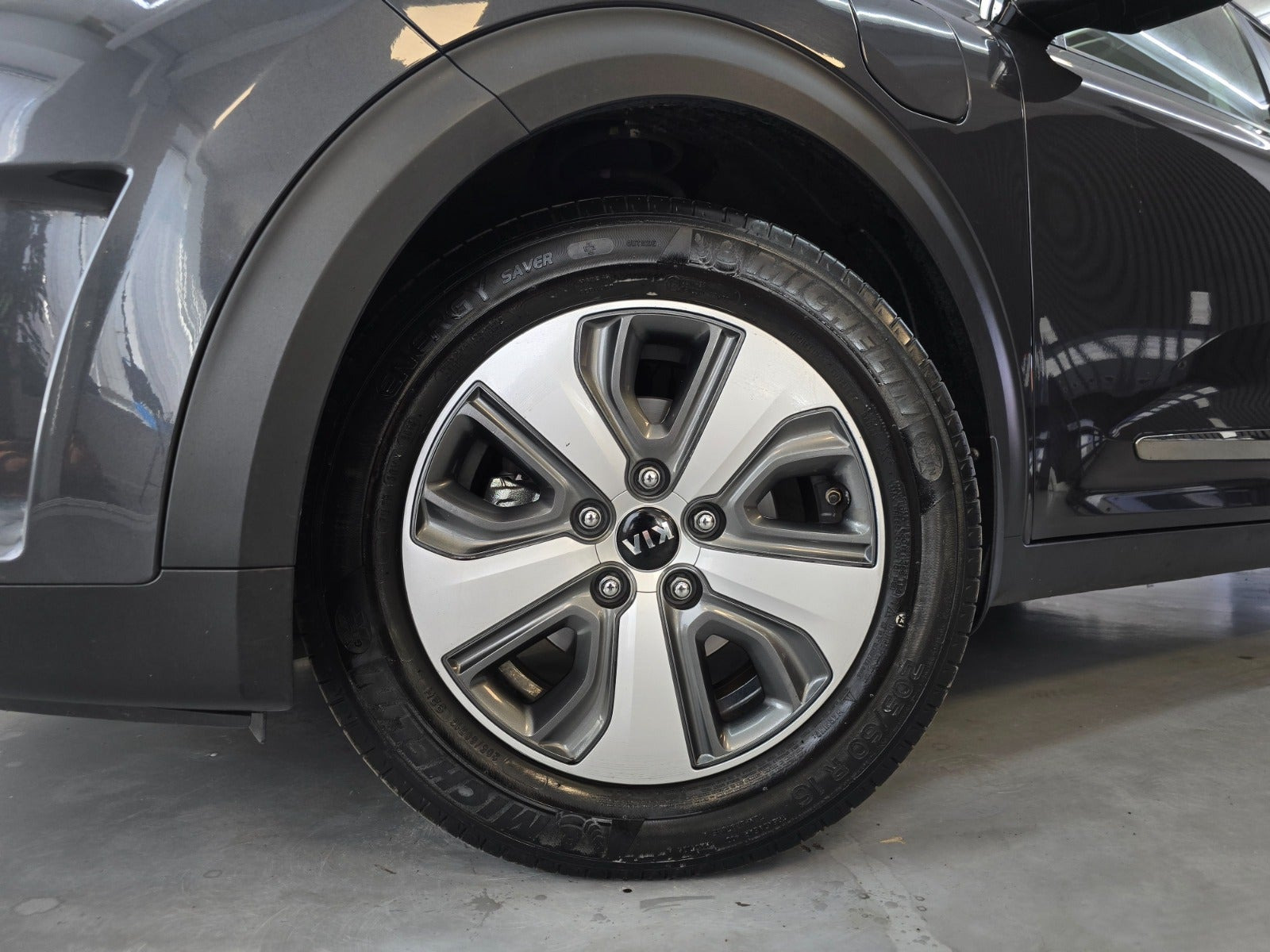 Grå Kia Niro fra 2019