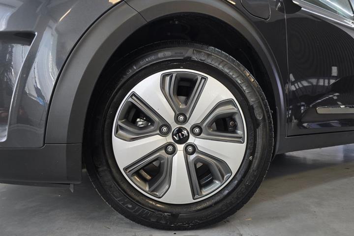 Grå Kia Niro fra 2019