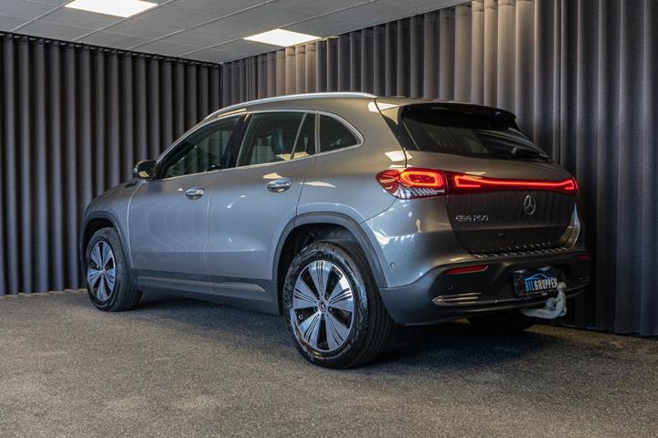 Grå Mercedes EQA250 fra 2021