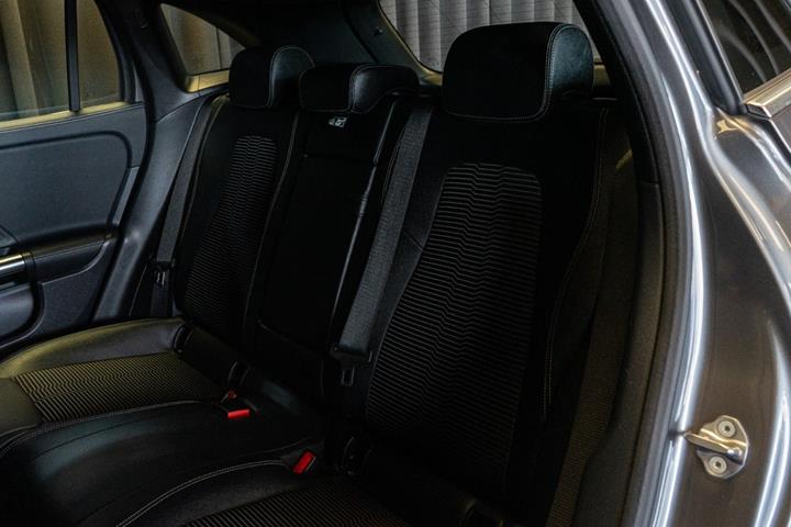 Grå Mercedes EQA250 fra 2021