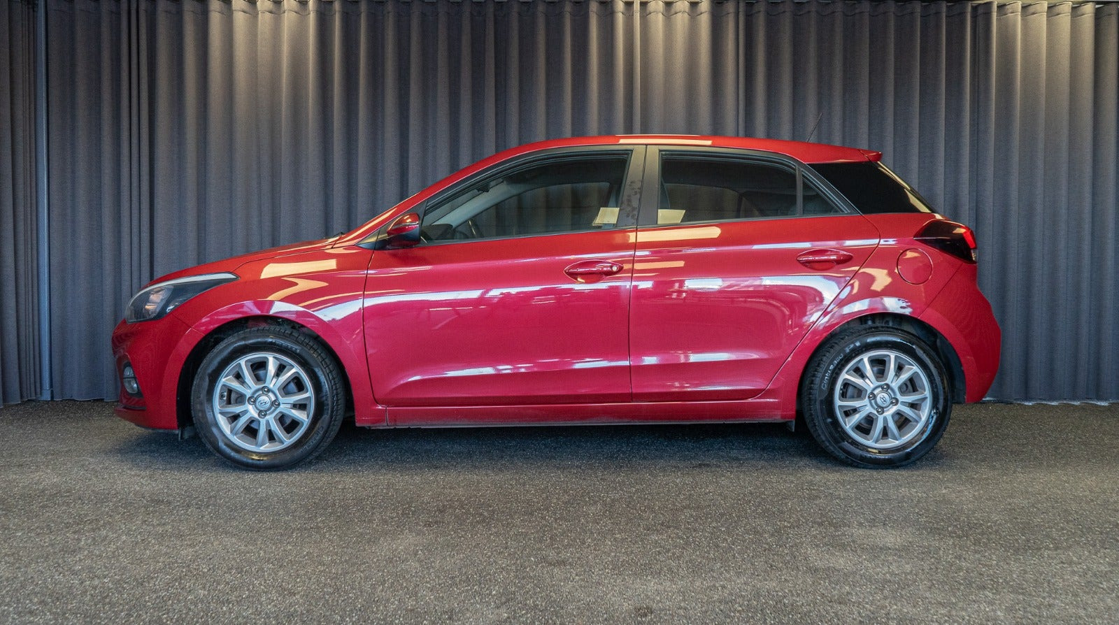 Rød Hyundai i20 fra 2019