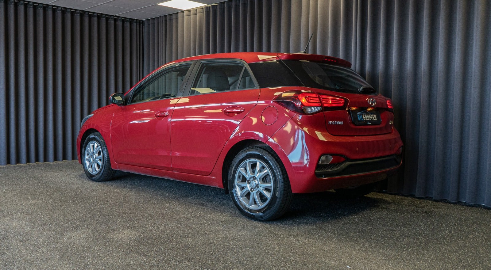 Rød Hyundai i20 fra 2019