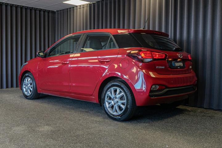 Rød Hyundai i20 fra 2019