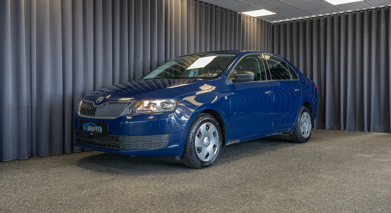 Blå Skoda Rapid fra 2015