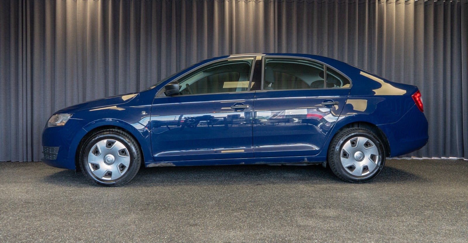 Blå Skoda Rapid fra 2015