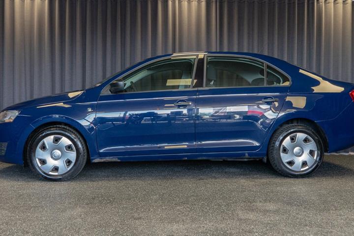 Blå Skoda Rapid fra 2015