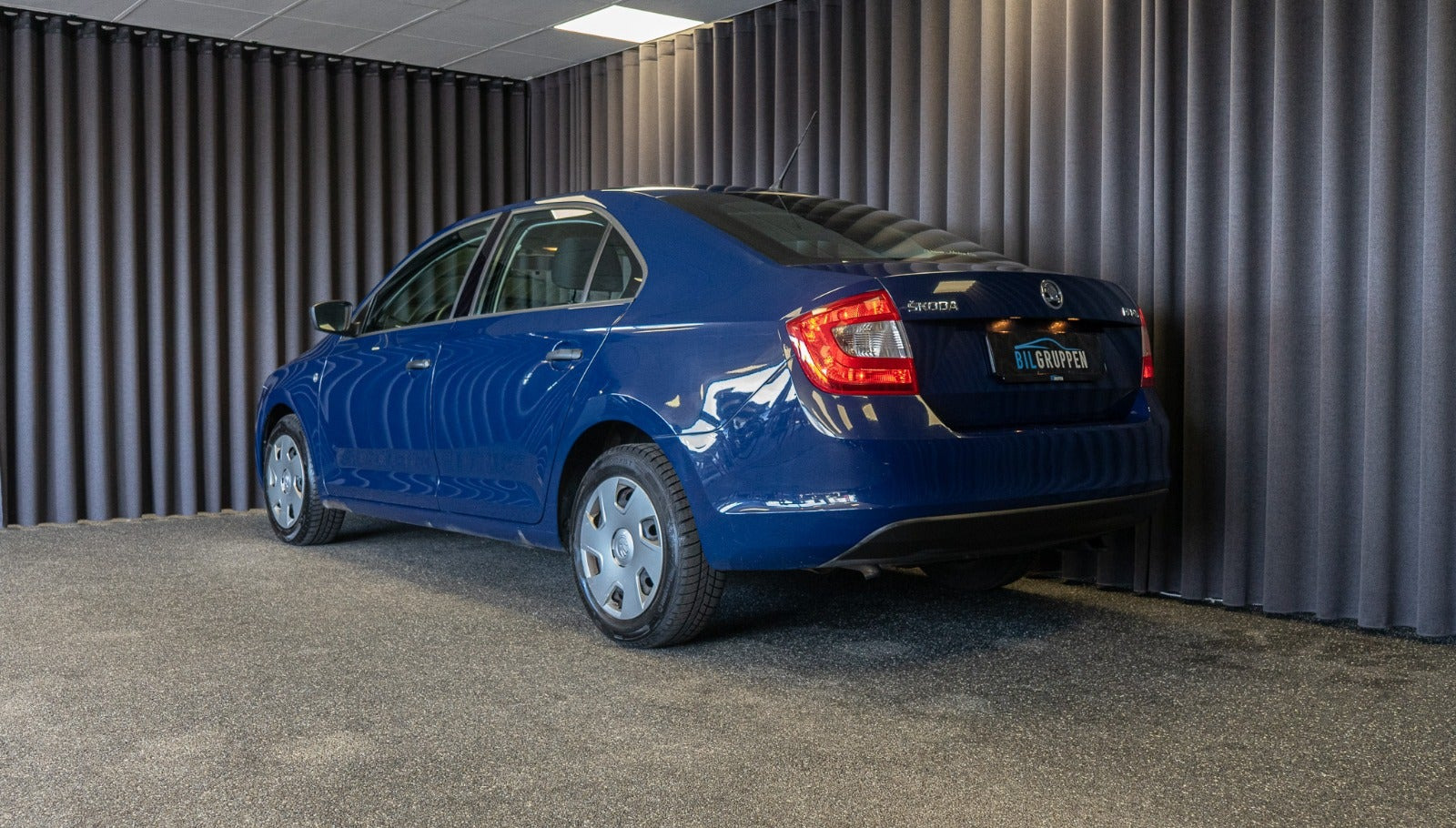 Blå Skoda Rapid fra 2015