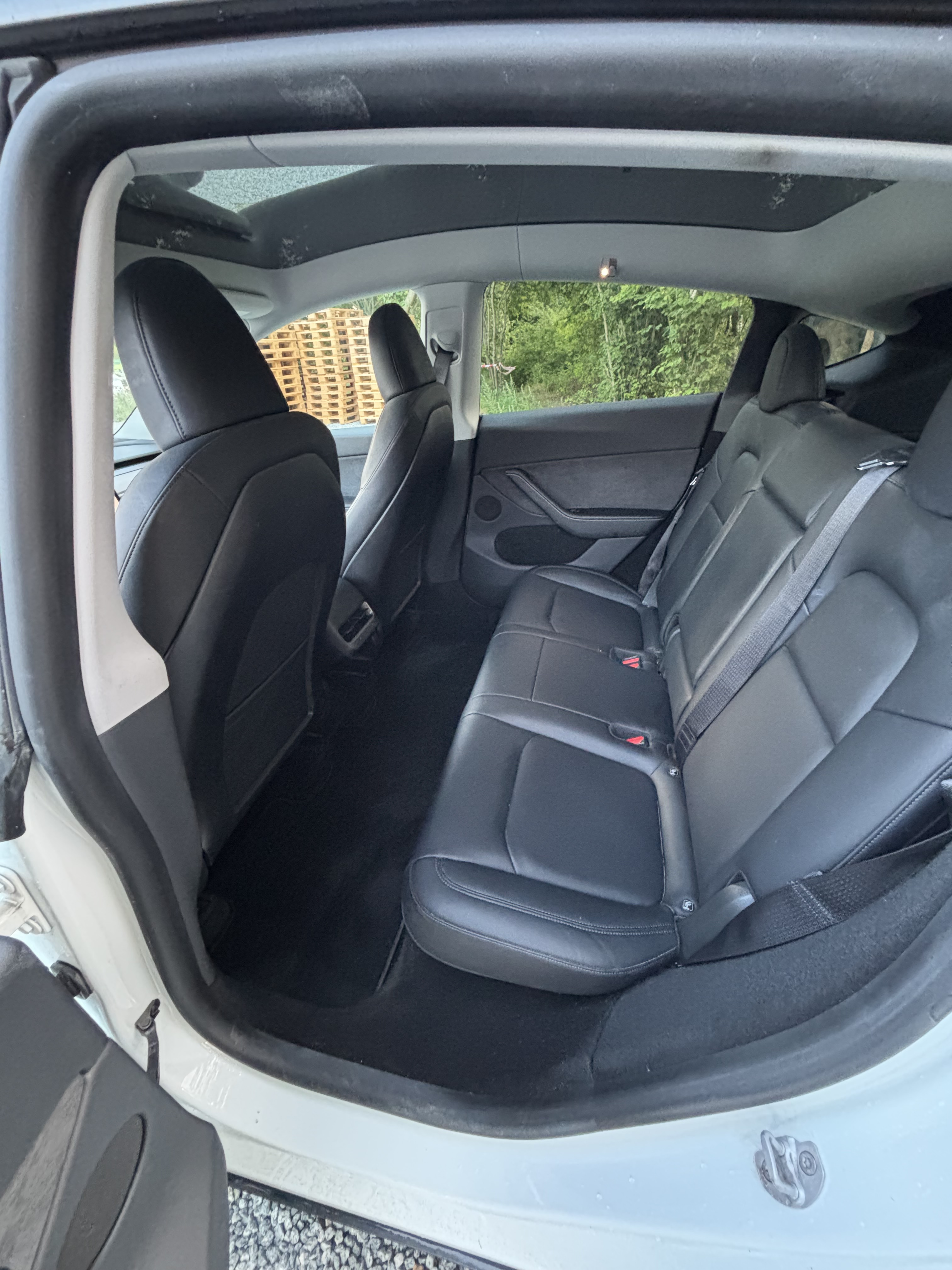 Hvid Tesla Model Y fra 2023