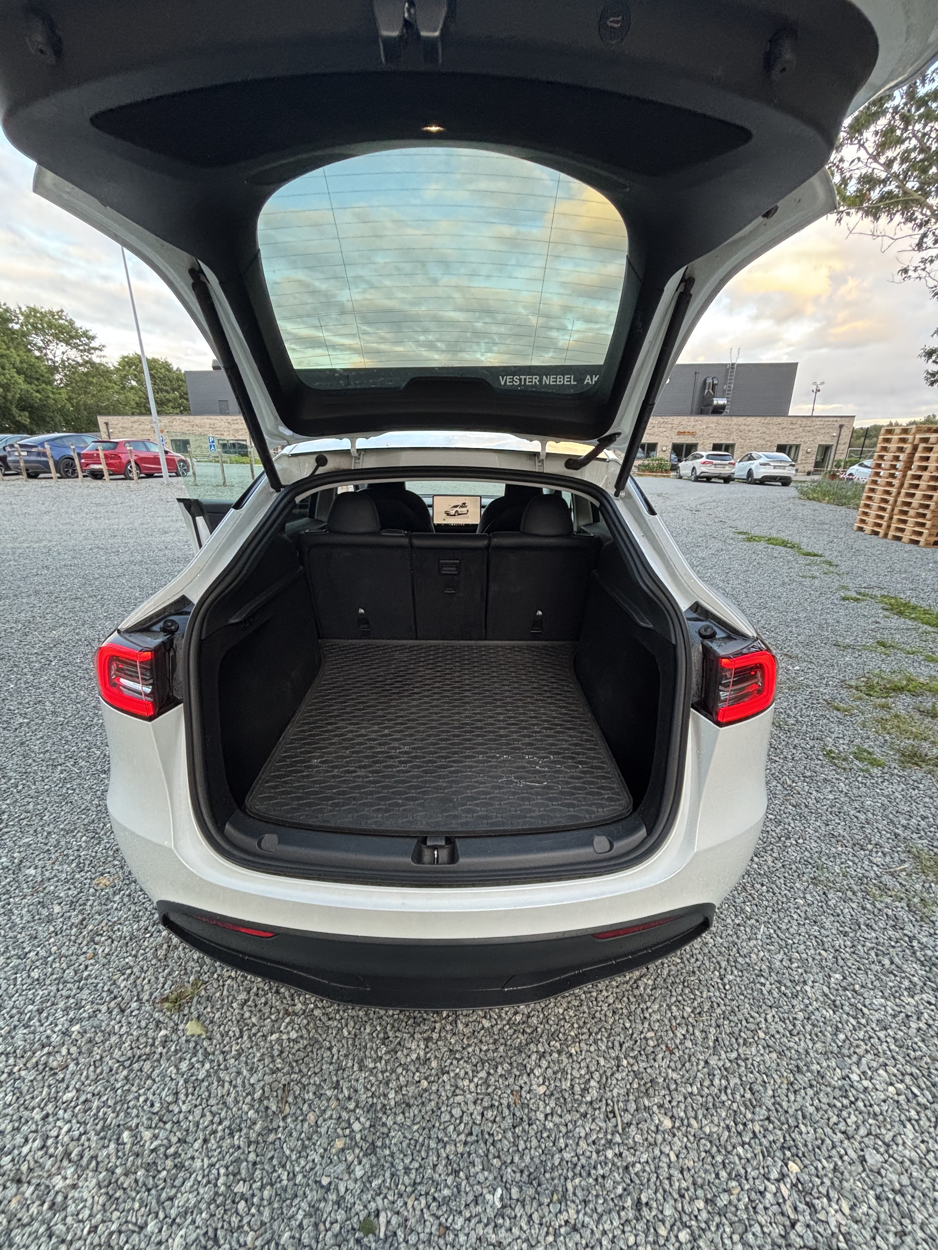 Hvid Tesla Model Y fra 2023