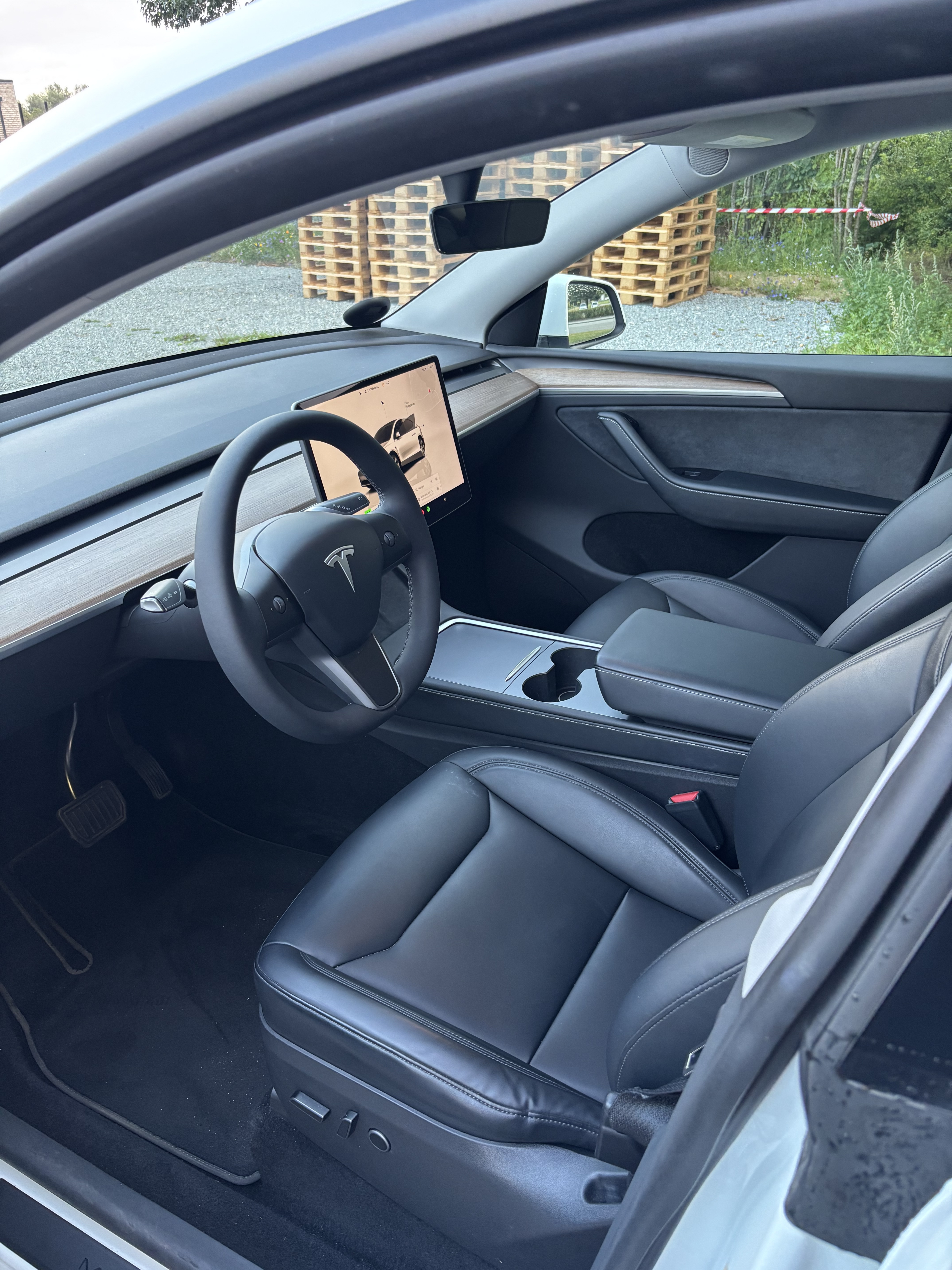 Hvid Tesla Model Y fra 2023