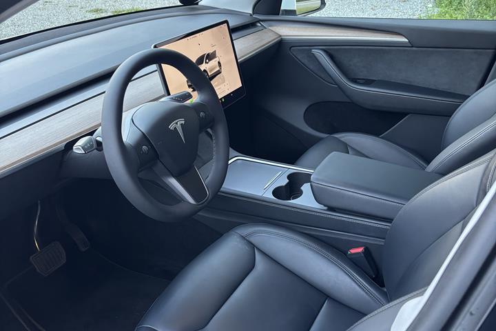Hvid Tesla Model Y fra 2023
