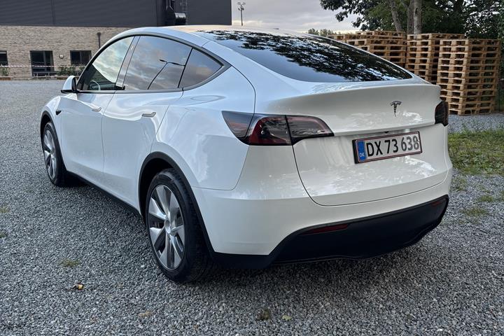 Hvid Tesla Model Y fra 2023