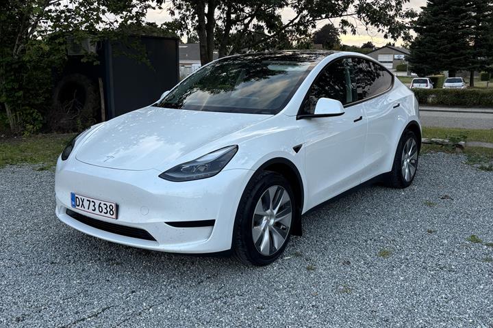 Hvid Tesla Model Y fra 2023