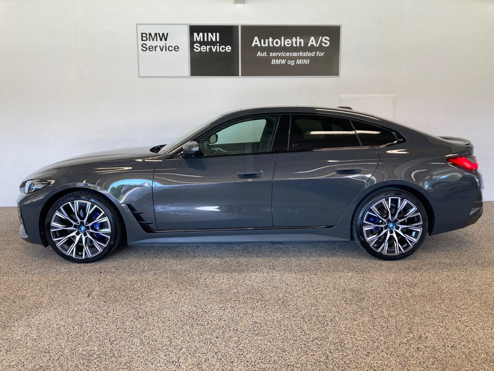 Grå BMW i4 fra 2023
