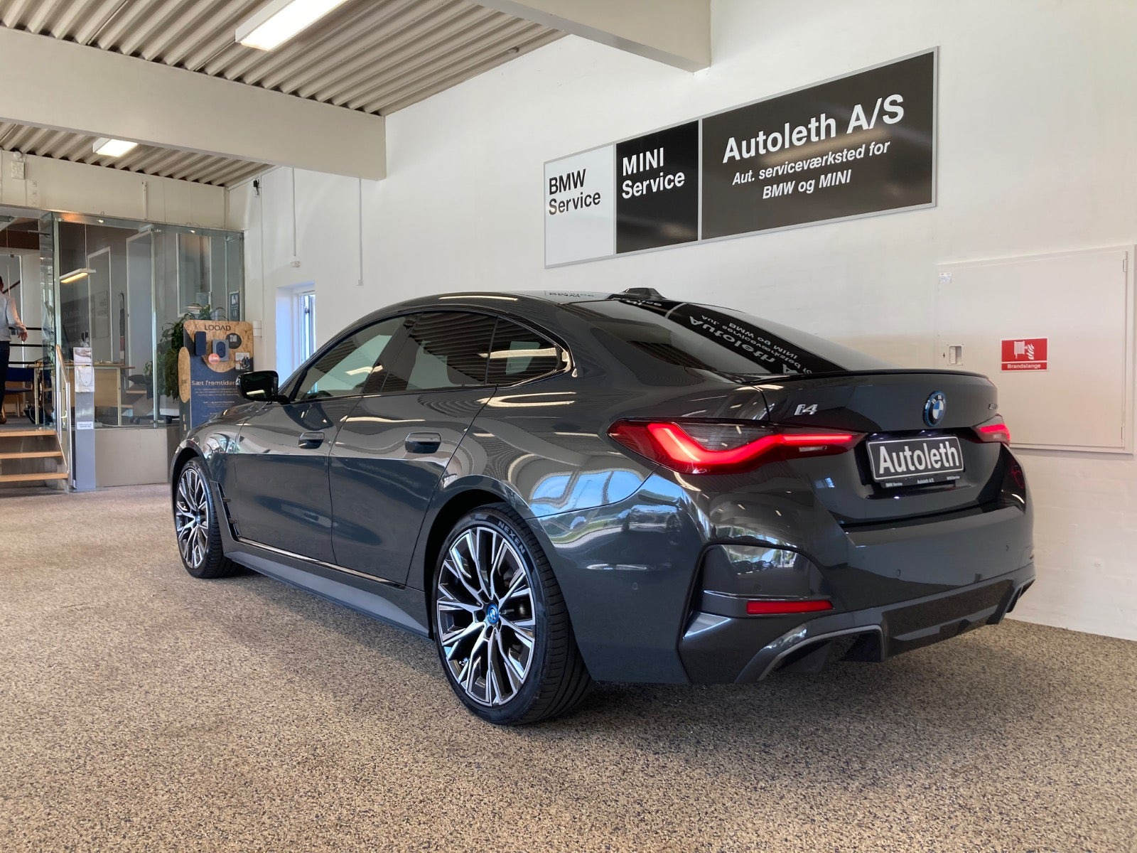 Grå BMW i4 fra 2023