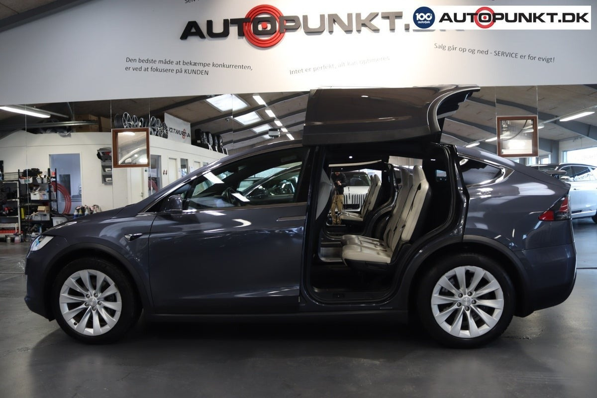Grå Tesla Model X fra 2020