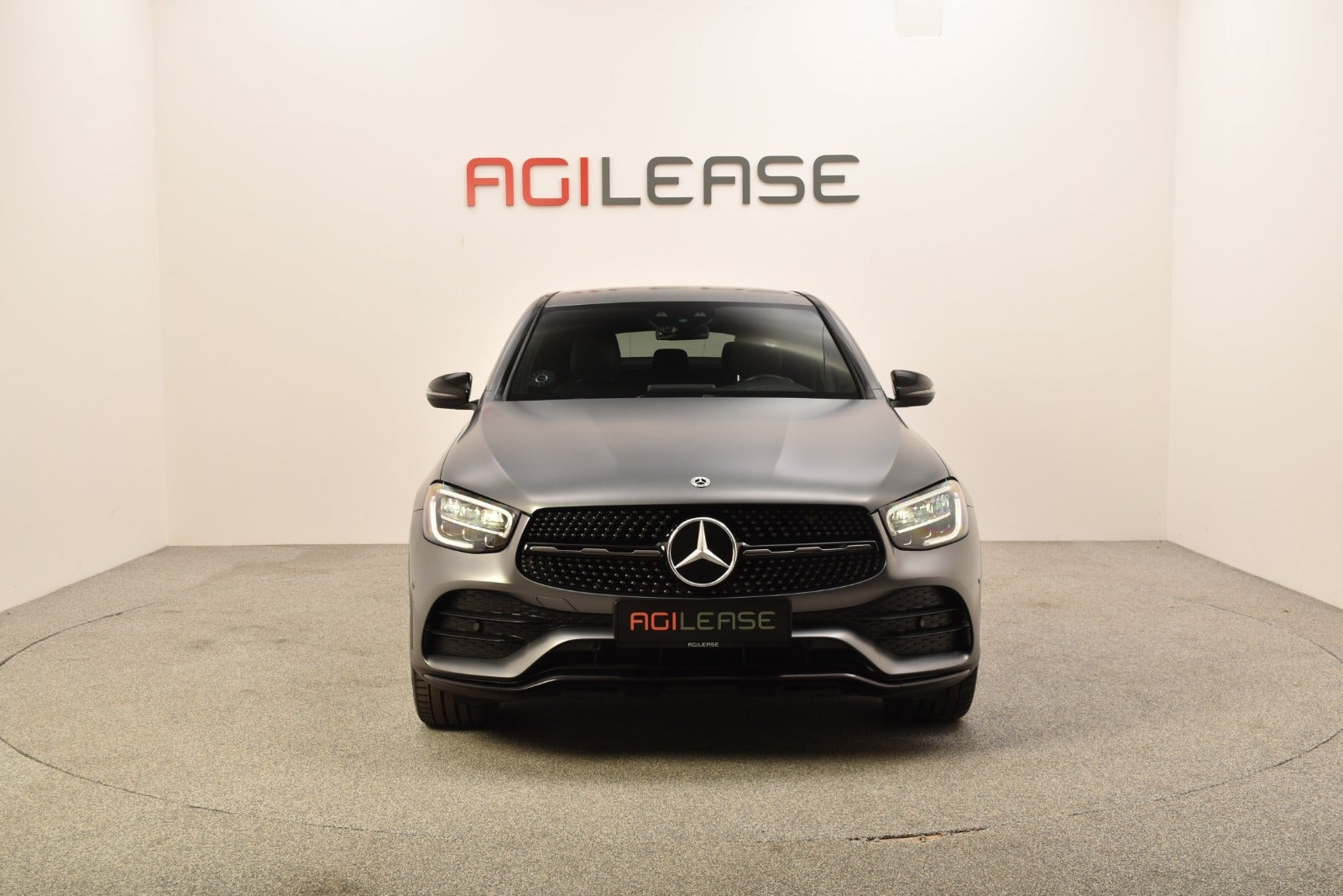 Grå Mercedes GLC300 de fra 2022