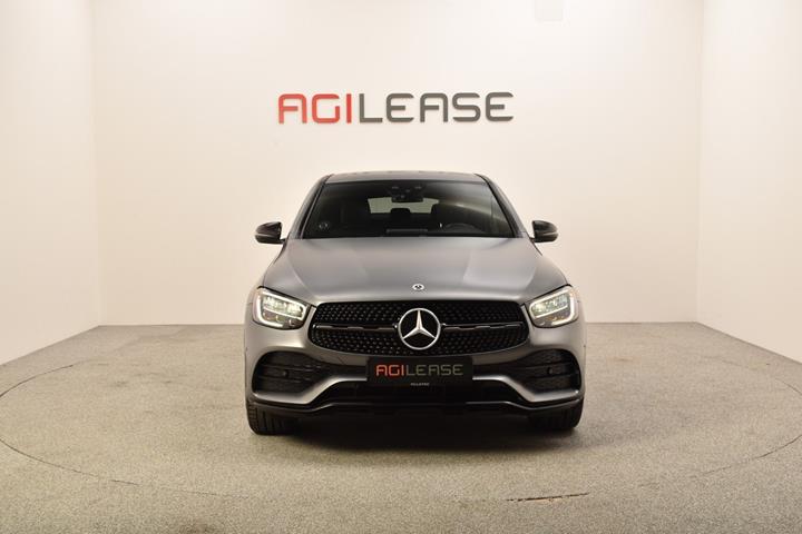 Grå Mercedes GLC300 de fra 2022