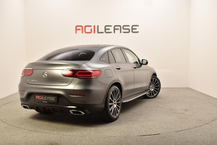 Grå Mercedes GLC300 de fra 2022