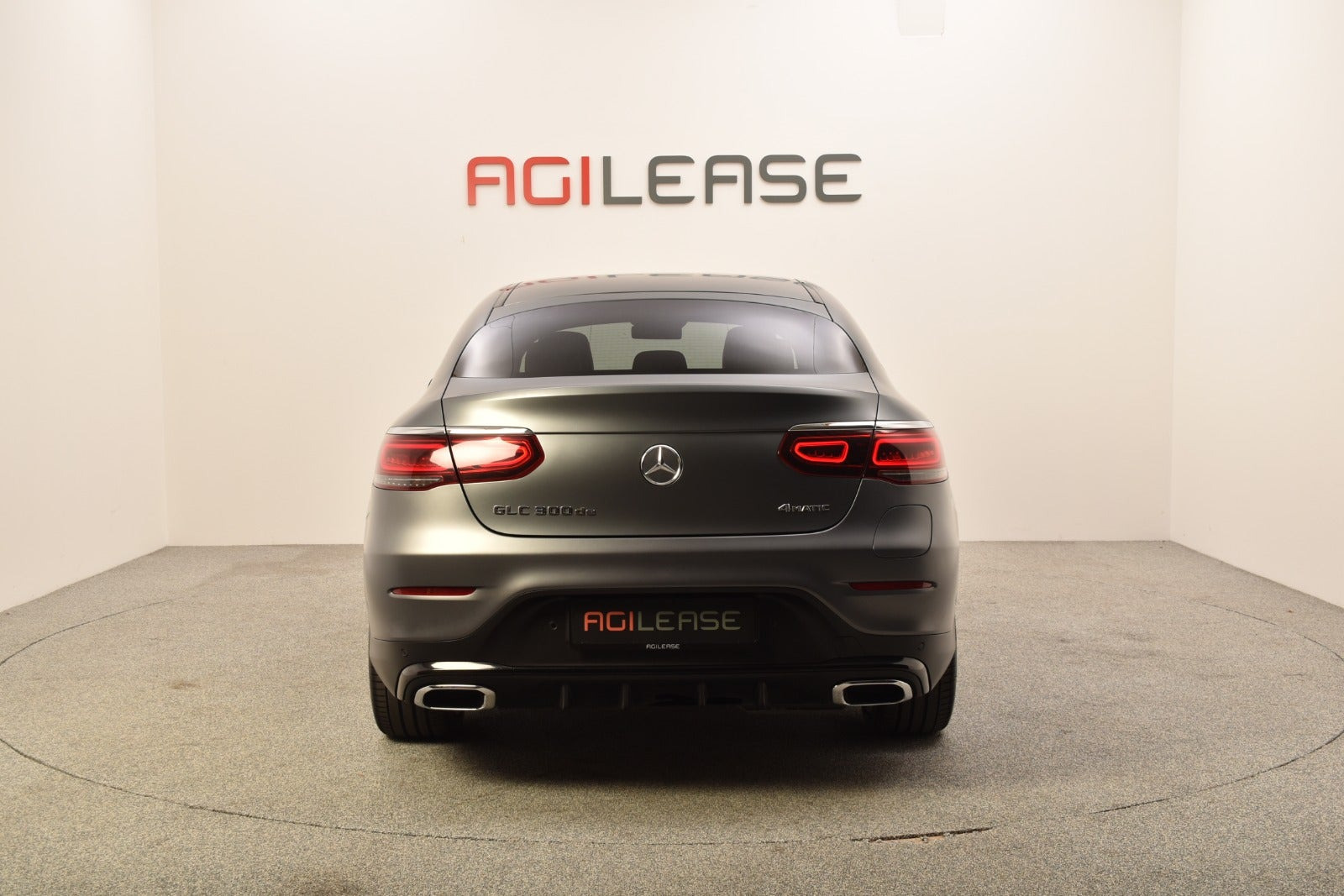 Grå Mercedes GLC300 de fra 2022