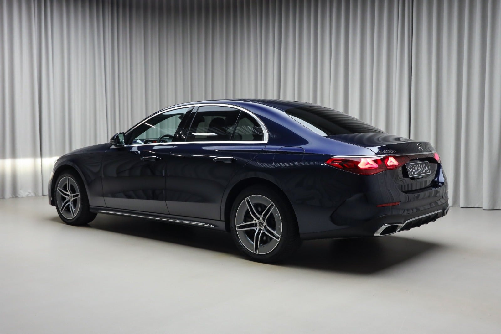 Blå Mercedes E400 e fra 2024