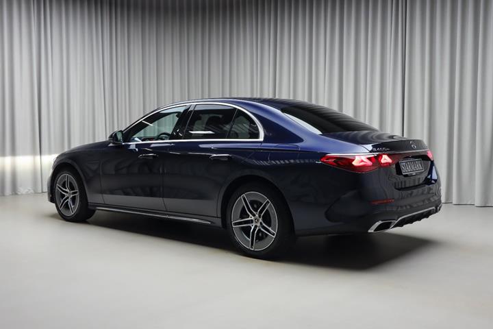 Blå Mercedes E400 e fra 2024