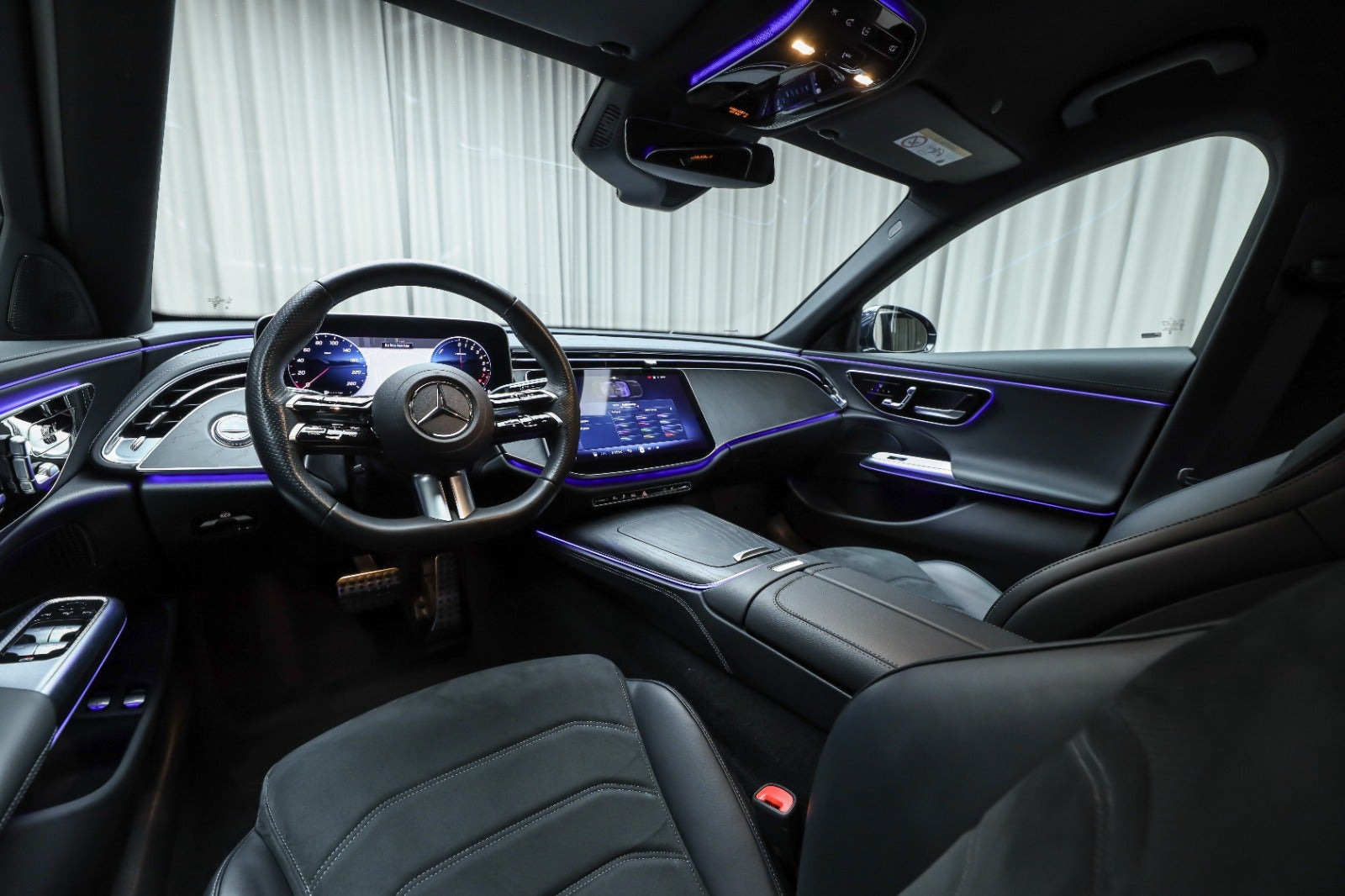 Blå Mercedes E400 e fra 2024