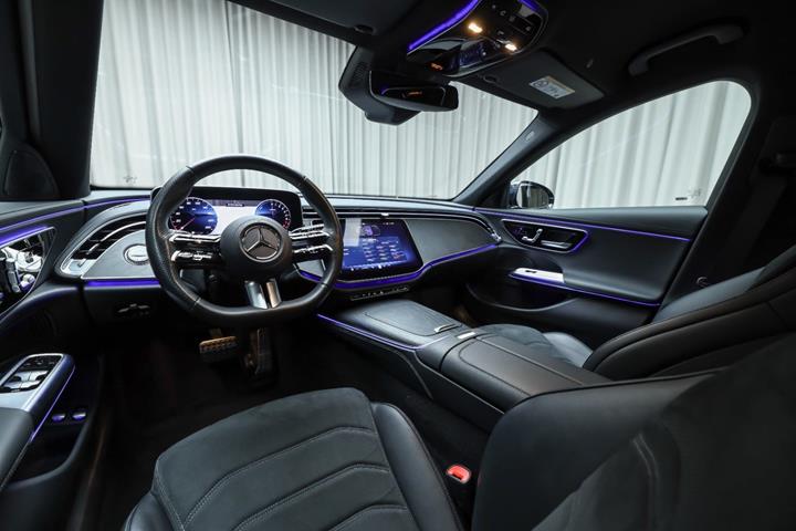 Blå Mercedes E400 e fra 2024