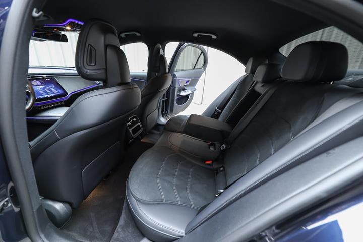Blå Mercedes E400 e fra 2024