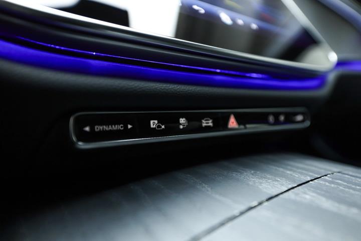 Blå Mercedes E400 e fra 2024