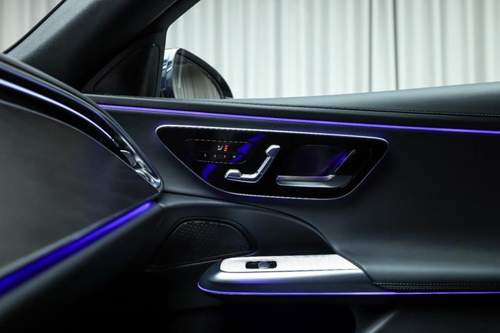 Blå Mercedes E400 e fra 2024