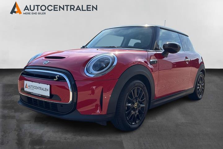 Rød Mini Cooper SE fra 2022 set udefra