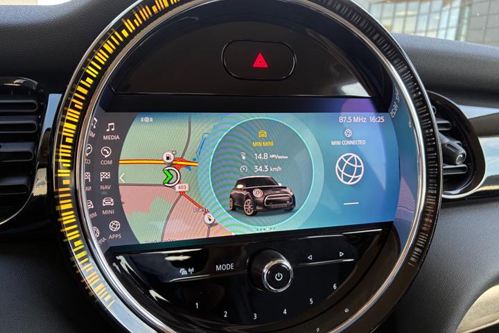 Rød Mini Cooper SE fra 2022