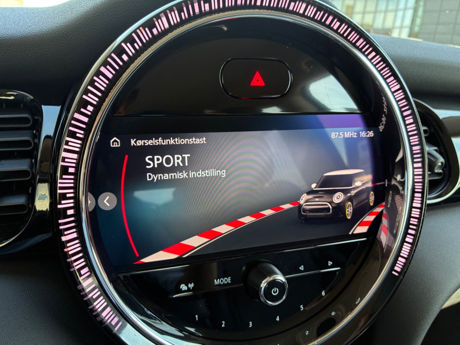 Rød Mini Cooper SE fra 2022