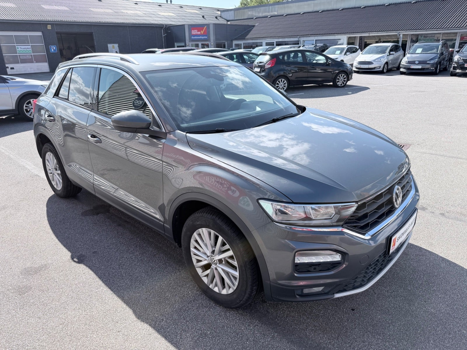 Grå VW T-Roc fra 2018