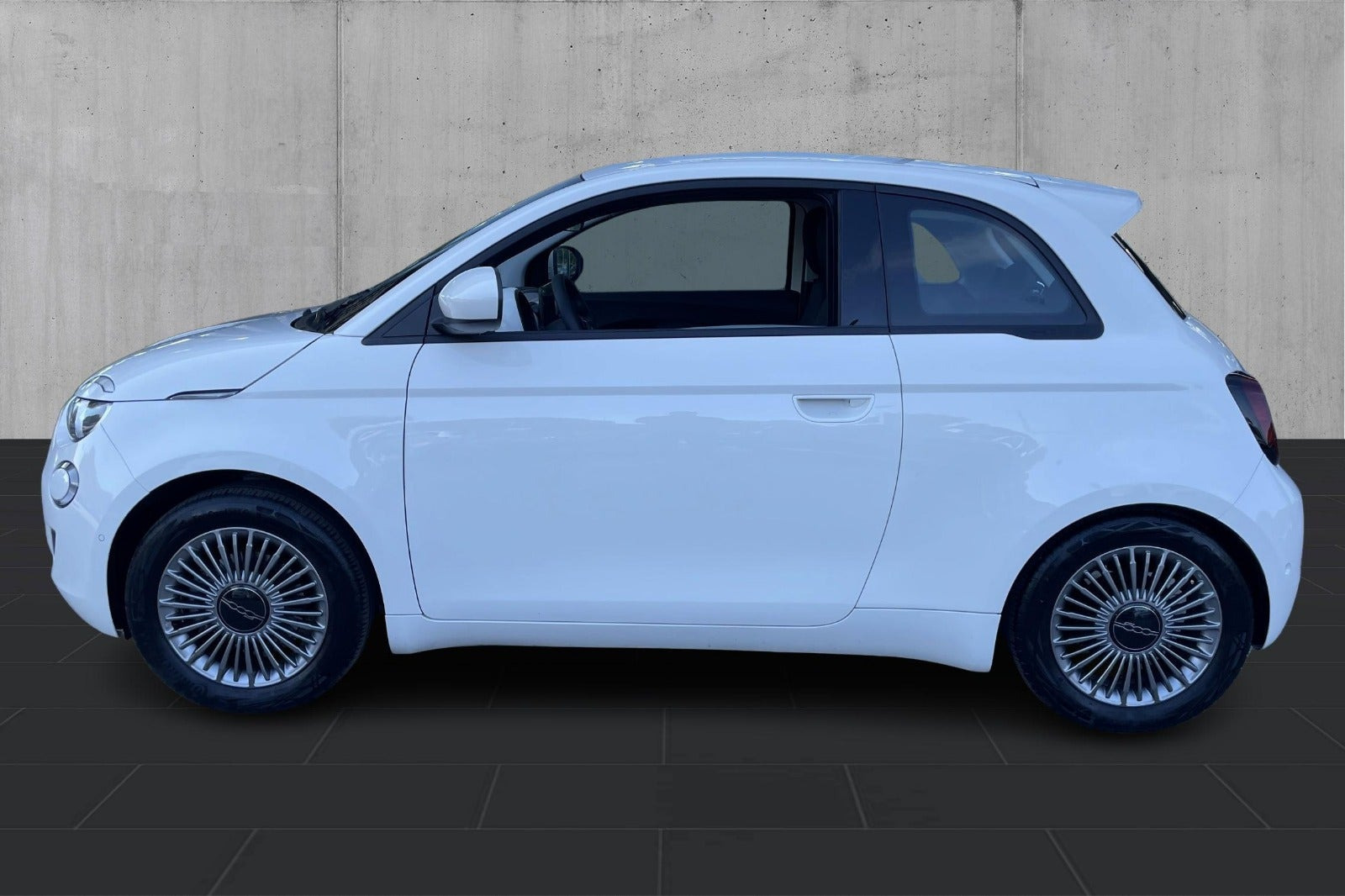 Hvid Fiat 500e fra 2023