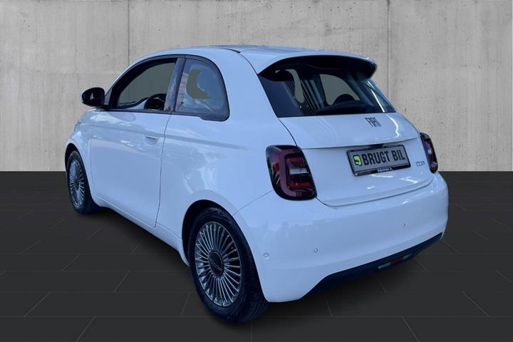 Hvid Fiat 500e fra 2023