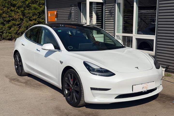 Hvid Tesla Model 3 fra 2019