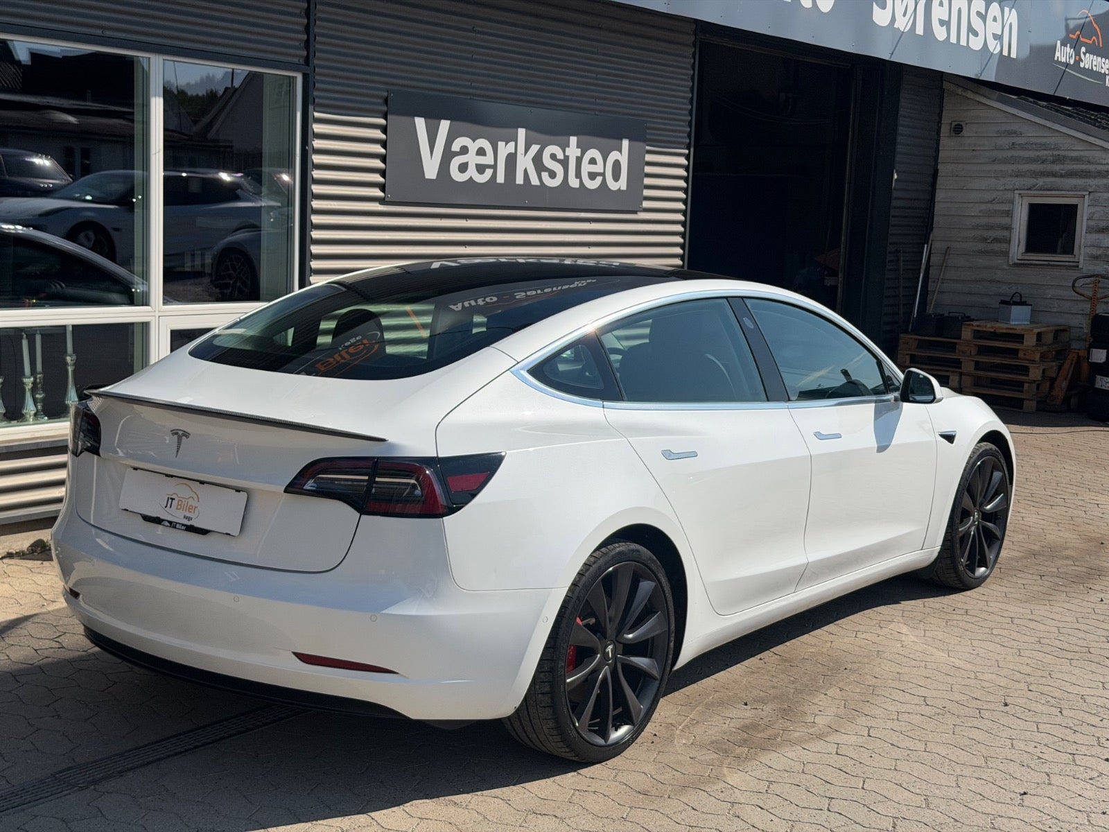Hvid Tesla Model 3 fra 2019