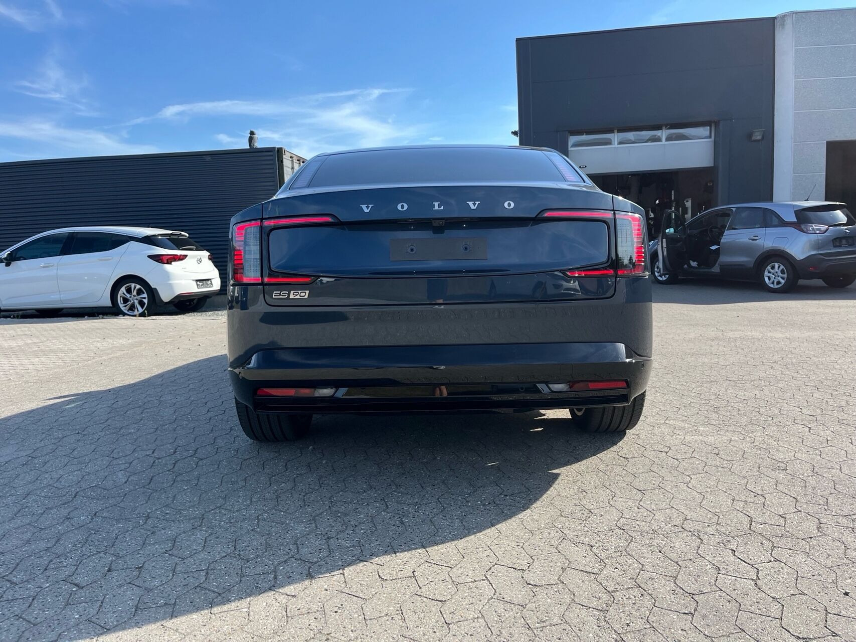 Blå Volvo ES90 fra 2026