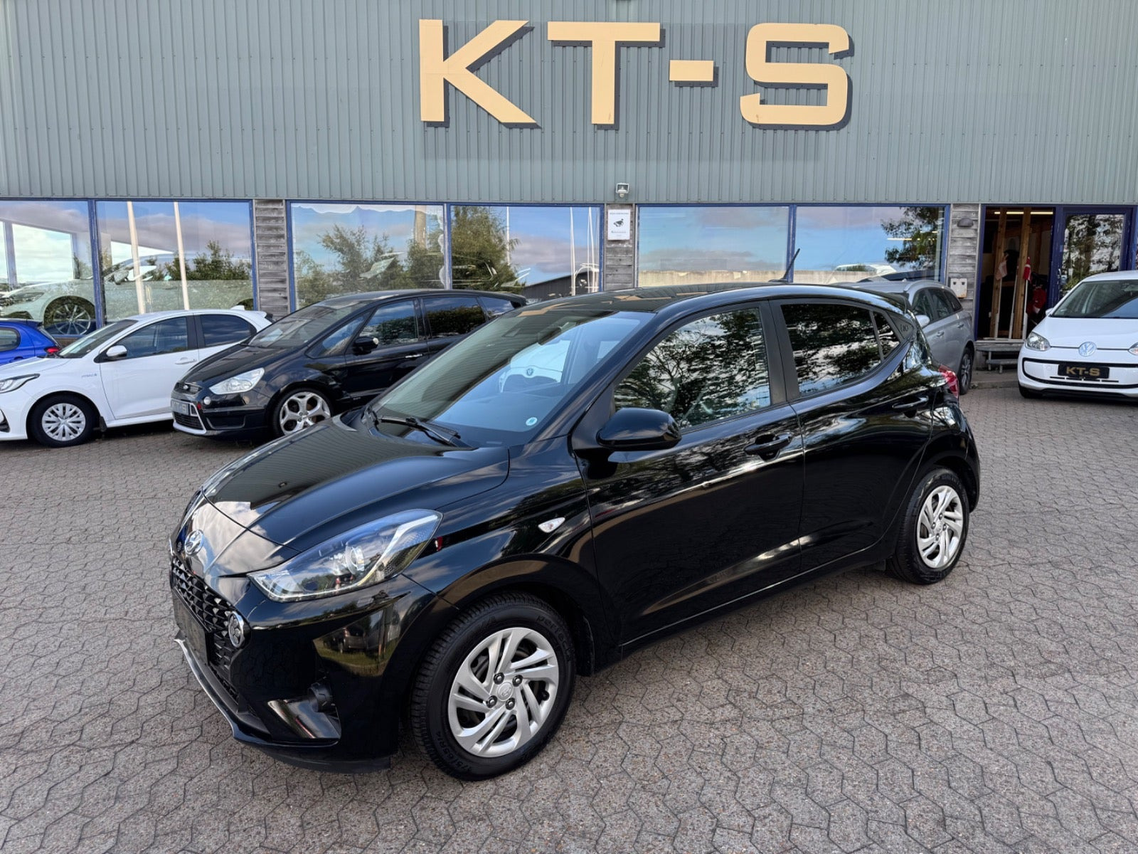 Sort Hyundai i10 fra 2021 set udefra