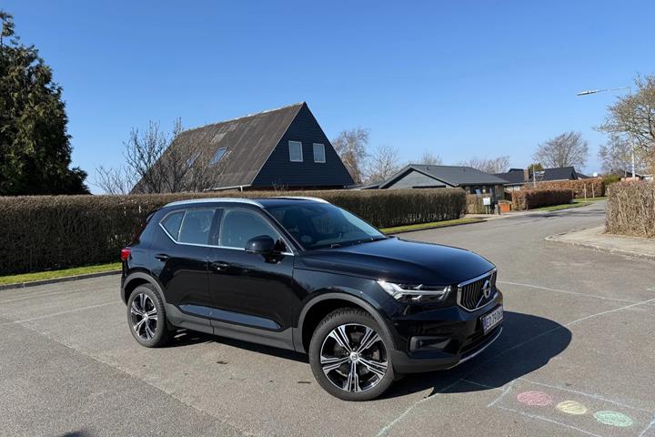 Sort Volvo XC40 fra 2021 set udefra