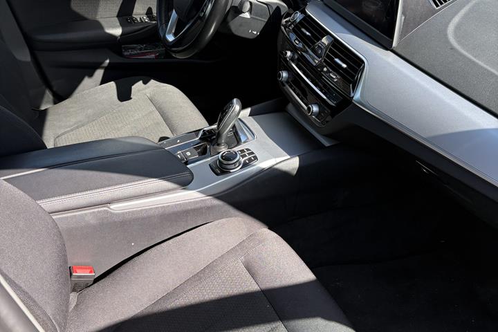 Grå BMW 5-Serie fra 2018