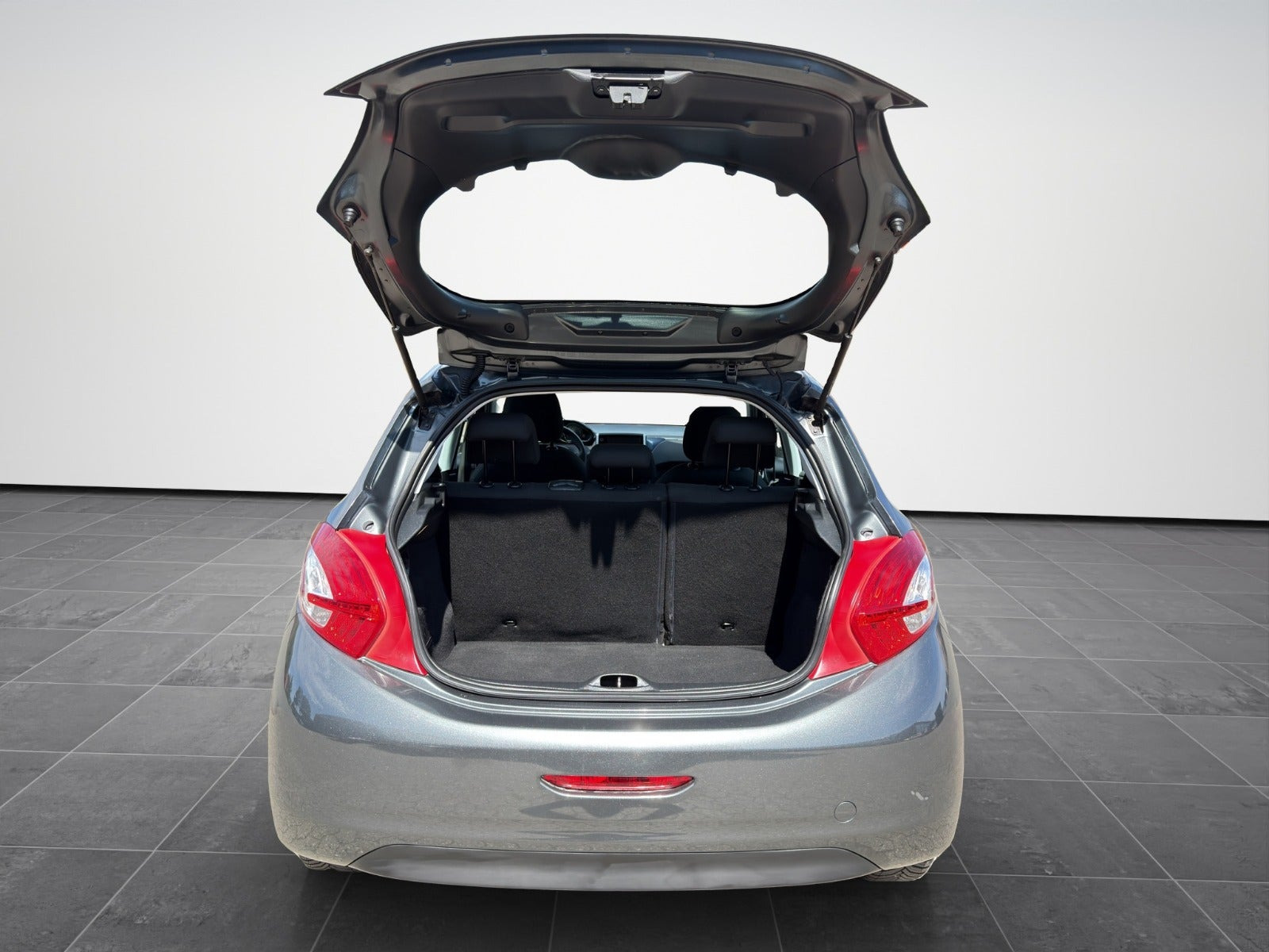 Grå Peugeot 208 fra 2013