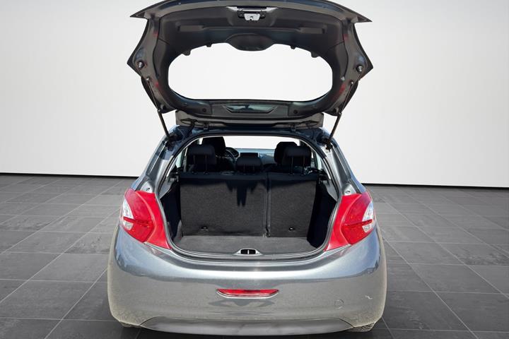 Grå Peugeot 208 fra 2013